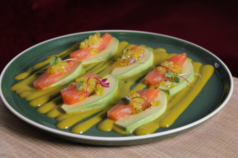 Shasimi de salmón con aguacate y salsa de albahaca con perlas de aceite de oliva.