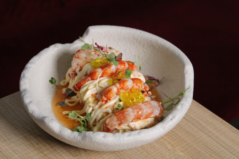 Ensaladilla de encurtidos y langostino tigre